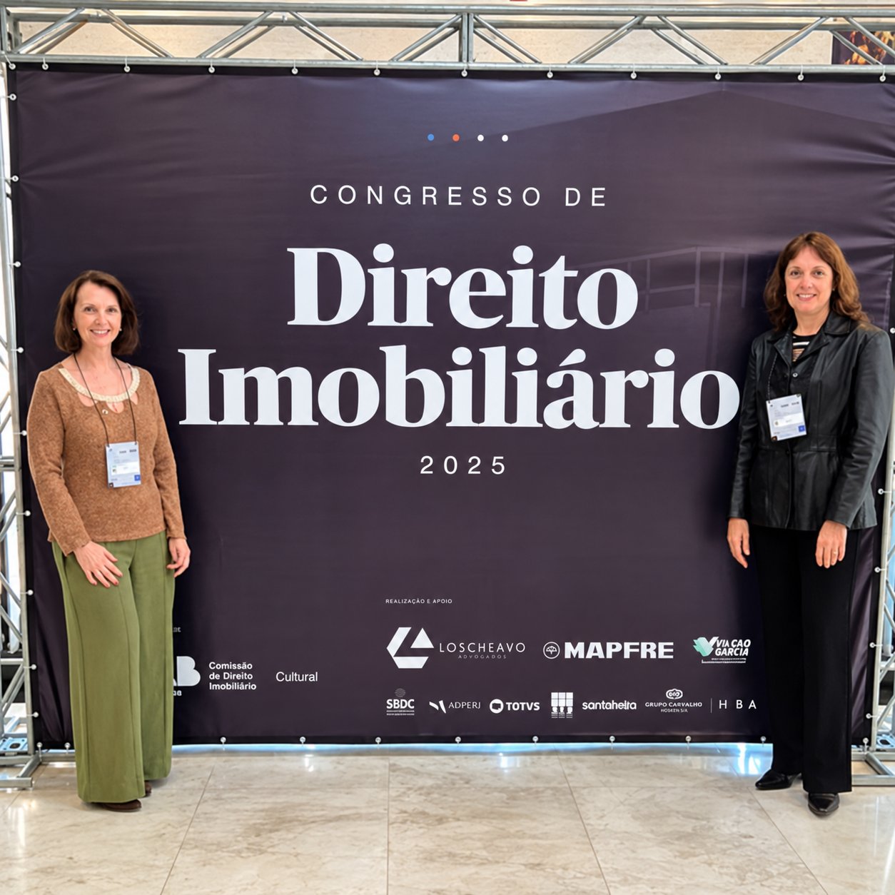 Duas advogadas diante do painel do Congresso de Direito Imobiliário 2025.